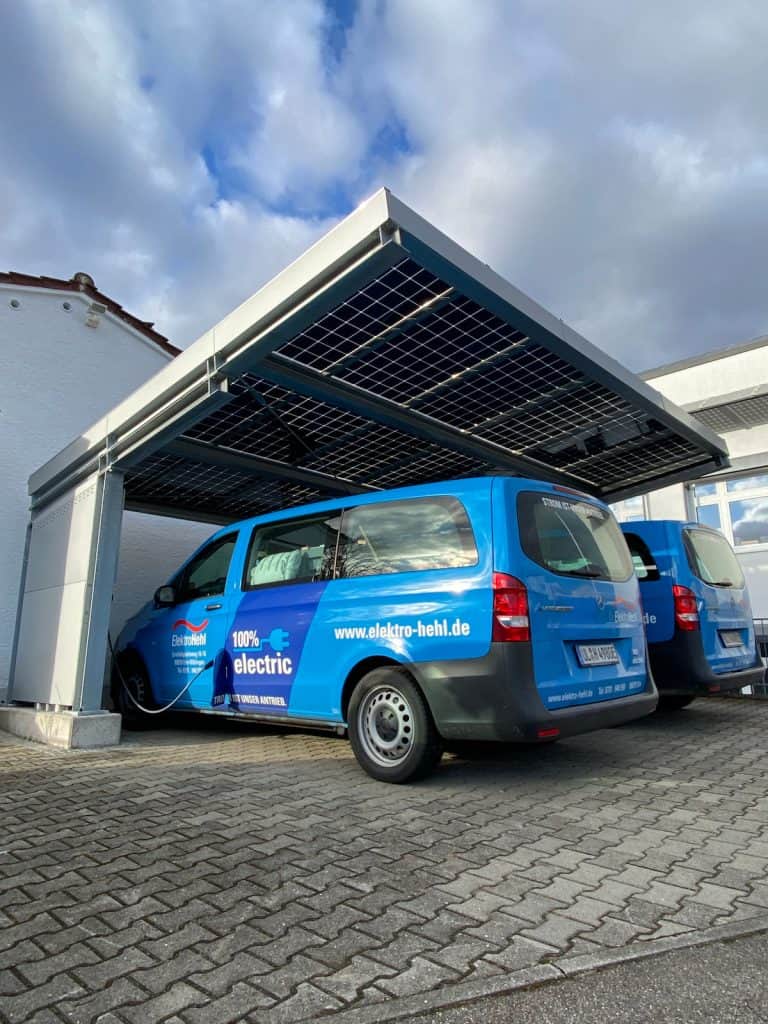Elektro-Hehl-Fahrzeuge unter einer Überdachung mit Photovoltaikmodulen