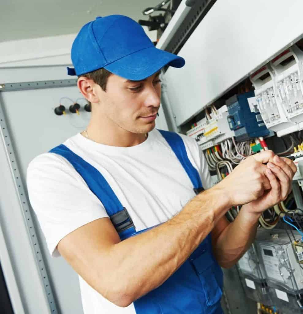 Elektriker von Elektro Hehl an einer industriellen Schaltanlage